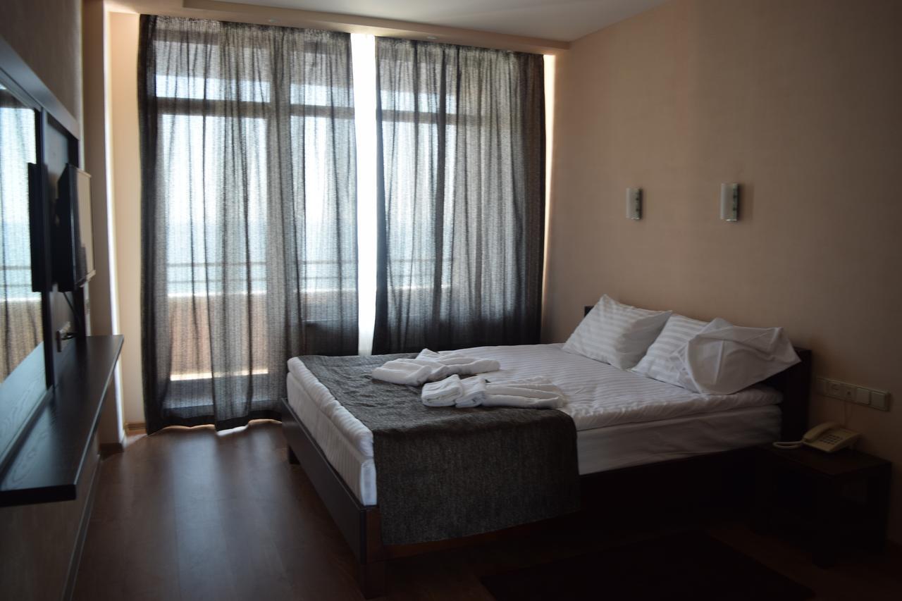 Viro Hotel Chornomorsk Exterior photo
